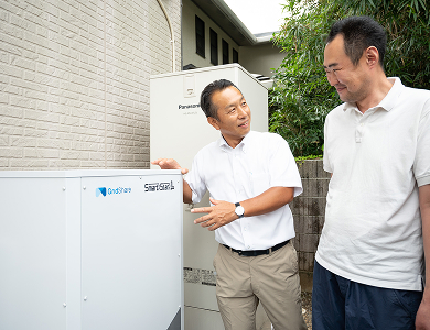 スタッフが顧客に蓄電池の説明をしている様子