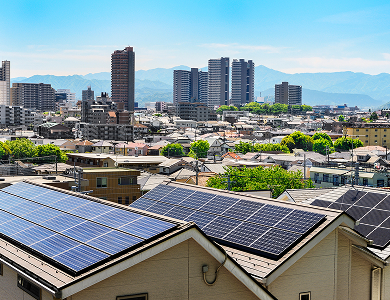住宅の屋根に設置された太陽光パネルの空撮