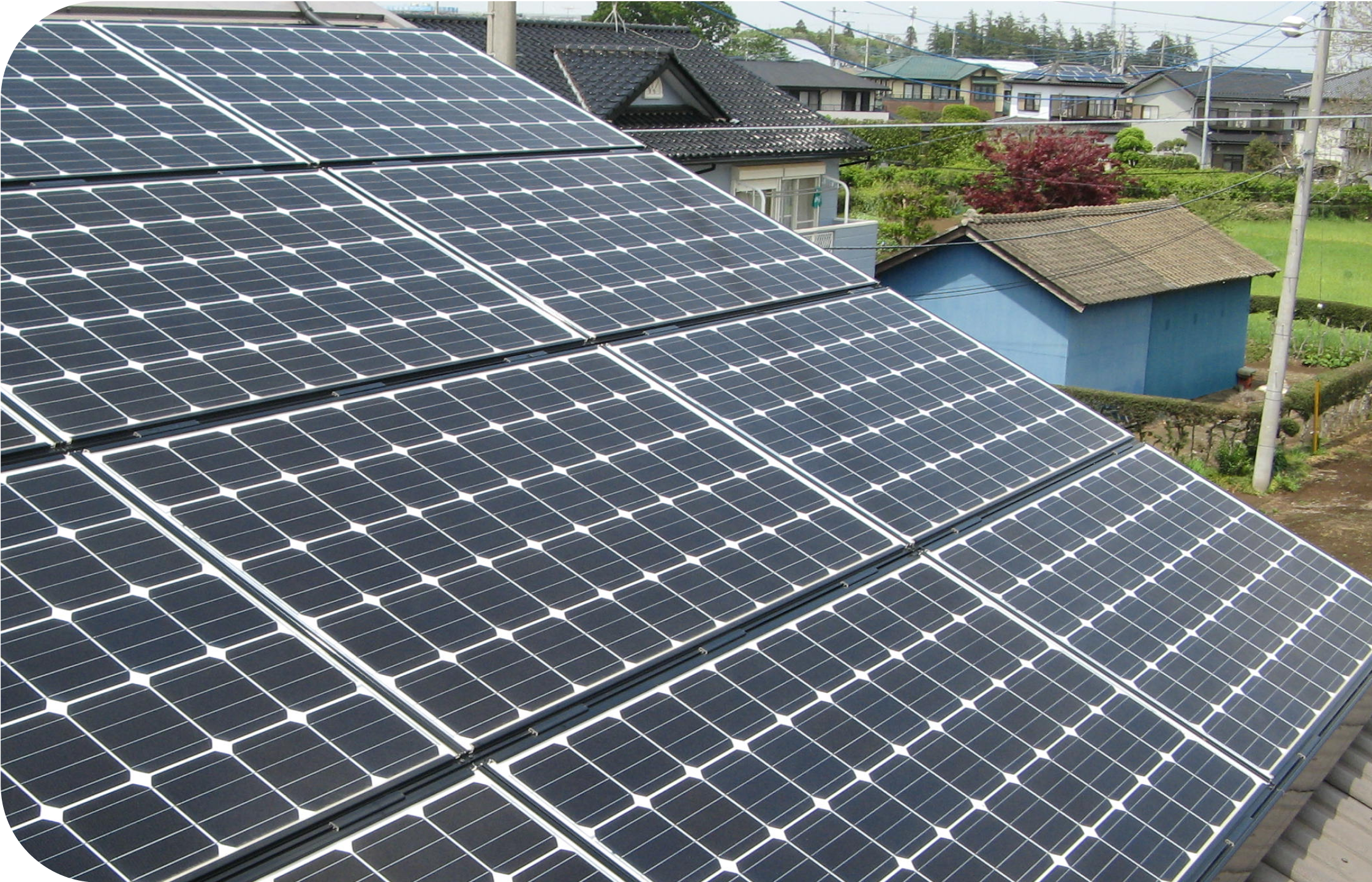 住宅の屋根に設置された太陽光パネル