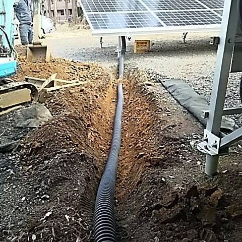 本日は野立て太陽光発電の既設と増設の間を結ぶ配管設置の作業です