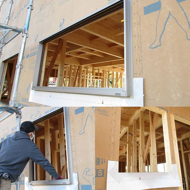 阿見町T様邸の1階サッシを取り付けています