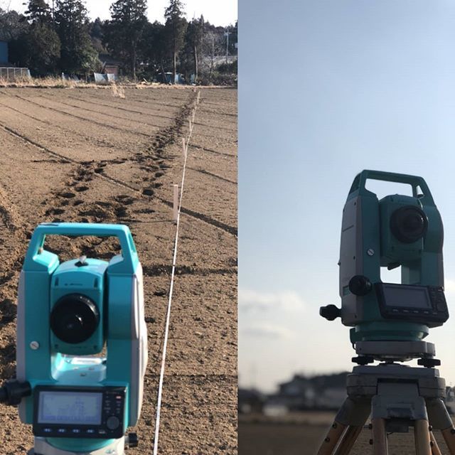 つくば市の野立て太陽光発電の杭の位置出し作業です