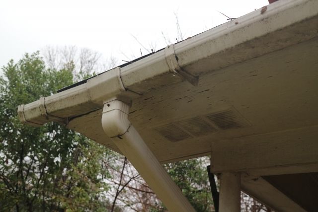 茨城県　蓄電池　太陽光発電　自社施工　雨樋交換の目安について