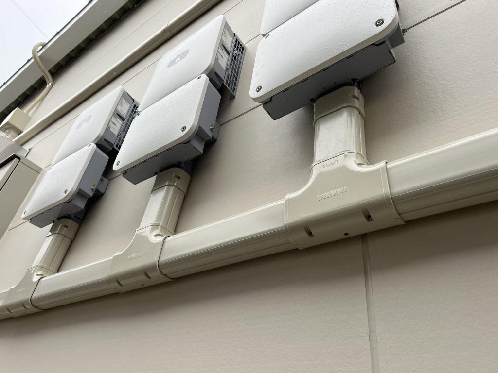 茨城県　牛久市　蓄電池　太陽光発電　自社施工　商業施設の現場いよいよ大詰めです！