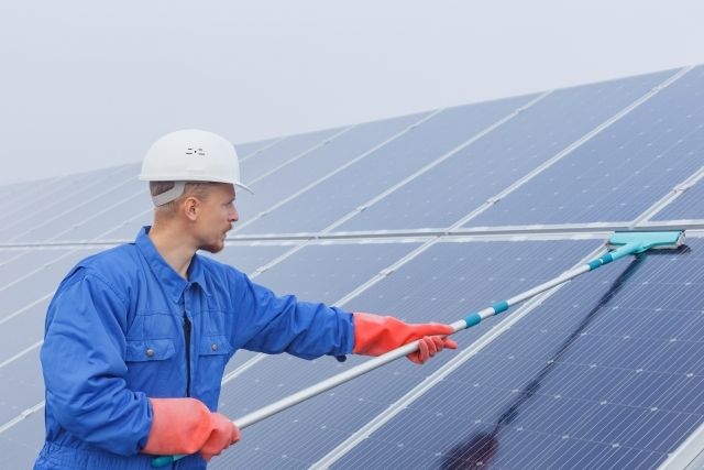 太陽光パネルを綺麗に保つ！効率的な掃除方法と最適タイミング