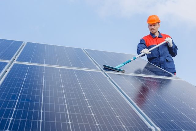 太陽光パネルが汚れたらなぜ掃除する必要がある？掃除方法は？