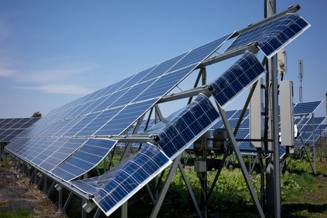 太陽光と台風の不安解消！損傷を防ぐ実践的対策と保険の活用法